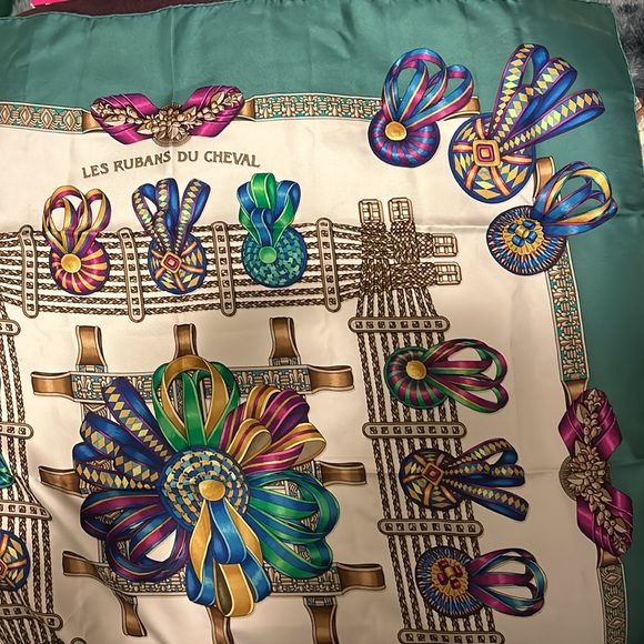 Authentic Hermès Carre 90 Scarf "LES RUBANS DU CHEVAL" Silk Green J7534 - Picture 6 of 14